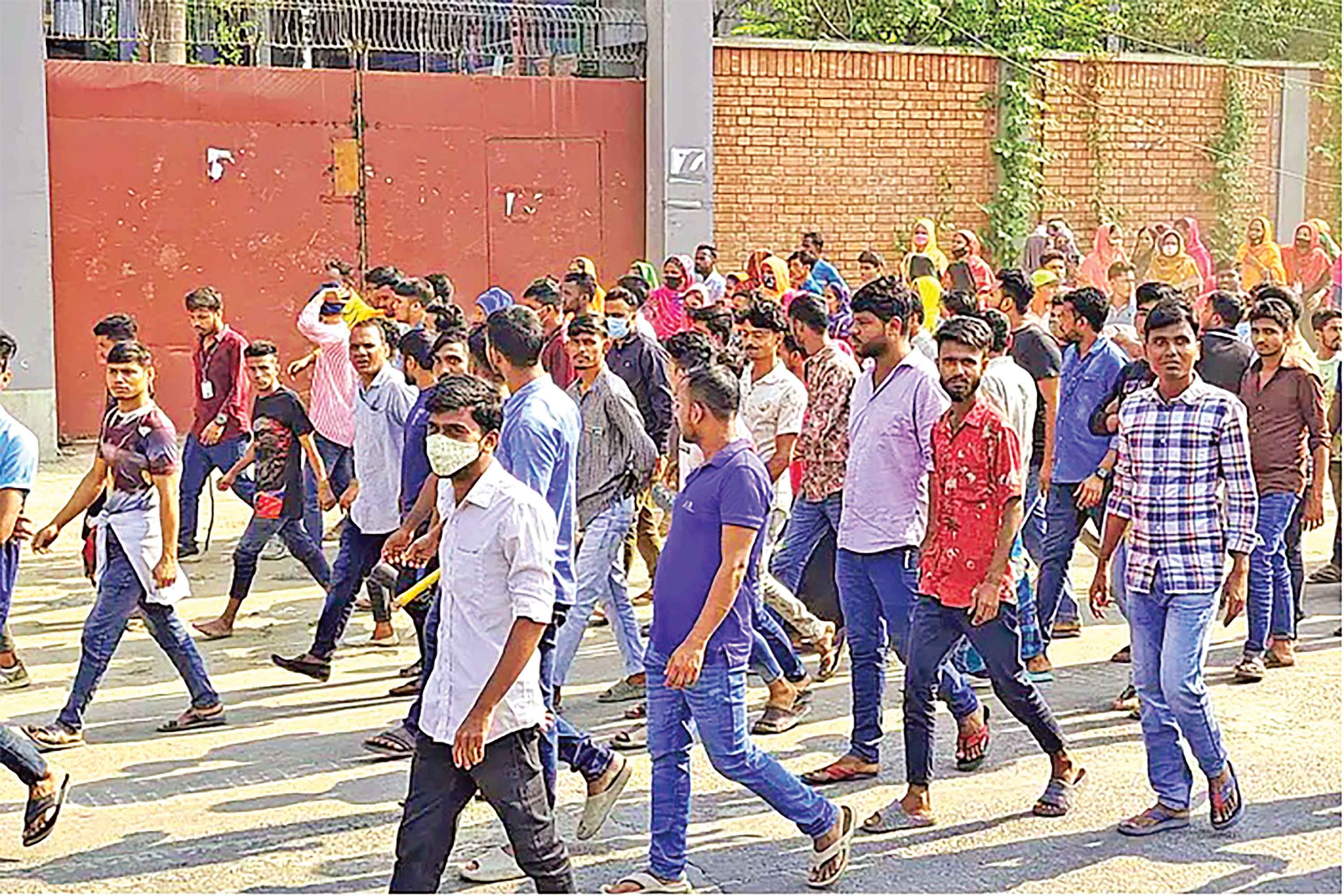 গাজীপুরে ষষ্ঠ দিনের মতো শ্রমিকদের সড়ক অবরোধ