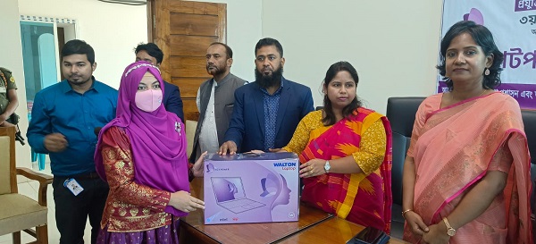 চাঁপাইনবাবগঞ্জে ল্যাপটপ পেলেন ৮০ নারী 