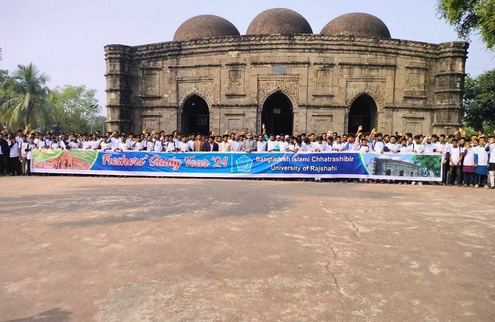 ৫ শতাধিক নবীন শিক্ষার্থীদের নিয়ে শিক্ষাসফরে রাবি ছাত্রশিবির