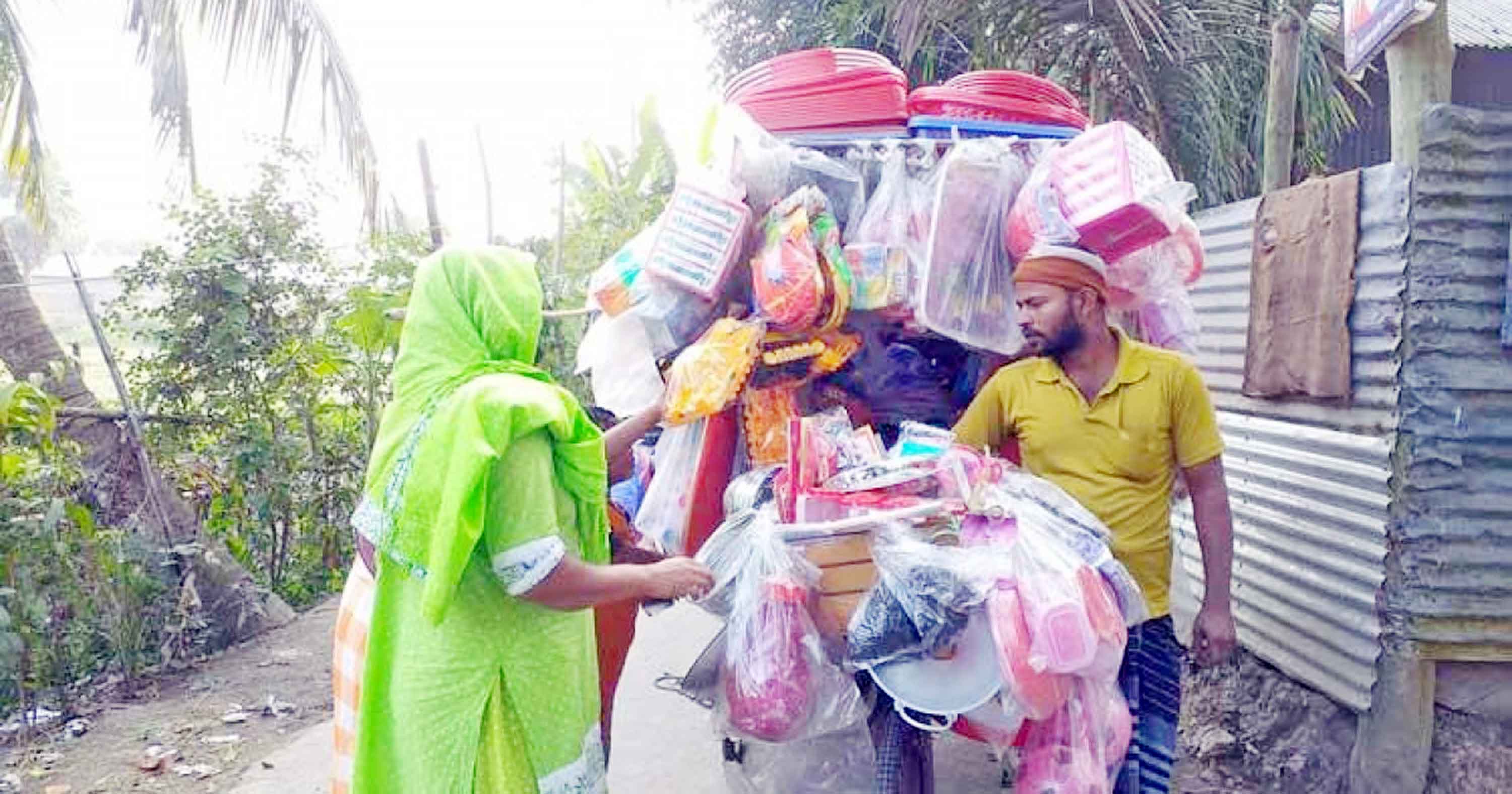 ফেরি করে পণ্য বিক্রিতে চলে হজরত আলীর সংসার