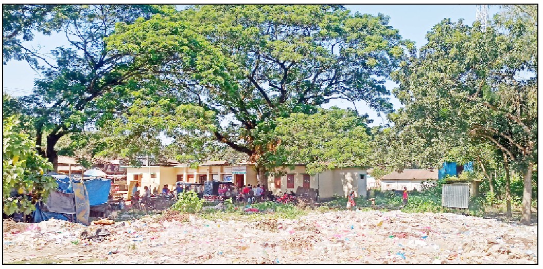 সখীপুরে স্বাস্থ্য কেন্দ্রের সামনে ময়লার স্তূপ