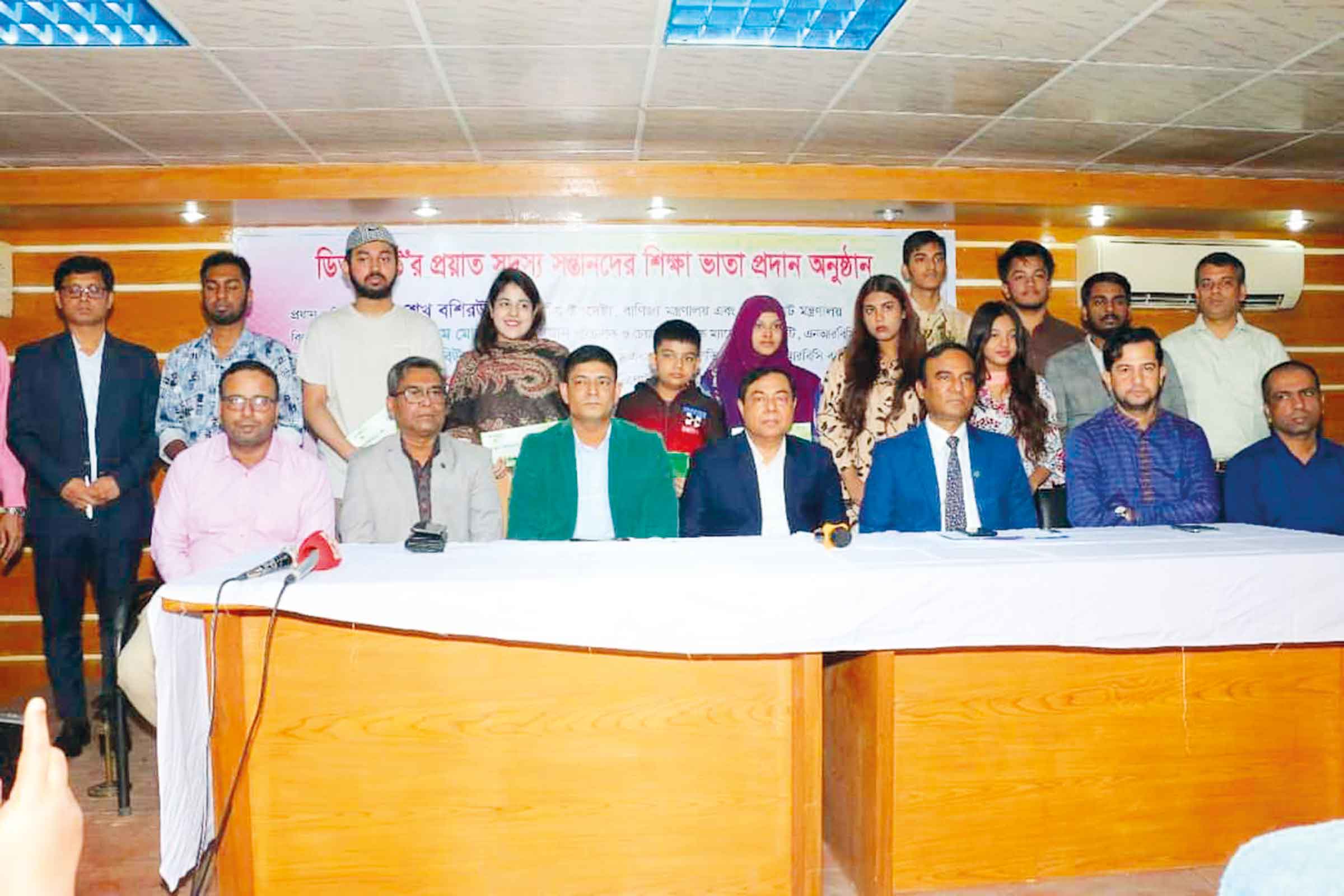 শিক্ষাবৃত্তি দিল এনআরবিসি ব্যাংক-ডিআরইউ