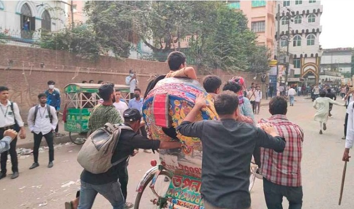 কবি নজরুল ও সোহরাওয়ার্দী কলেজে হামলায় ৩৫ জন আহত