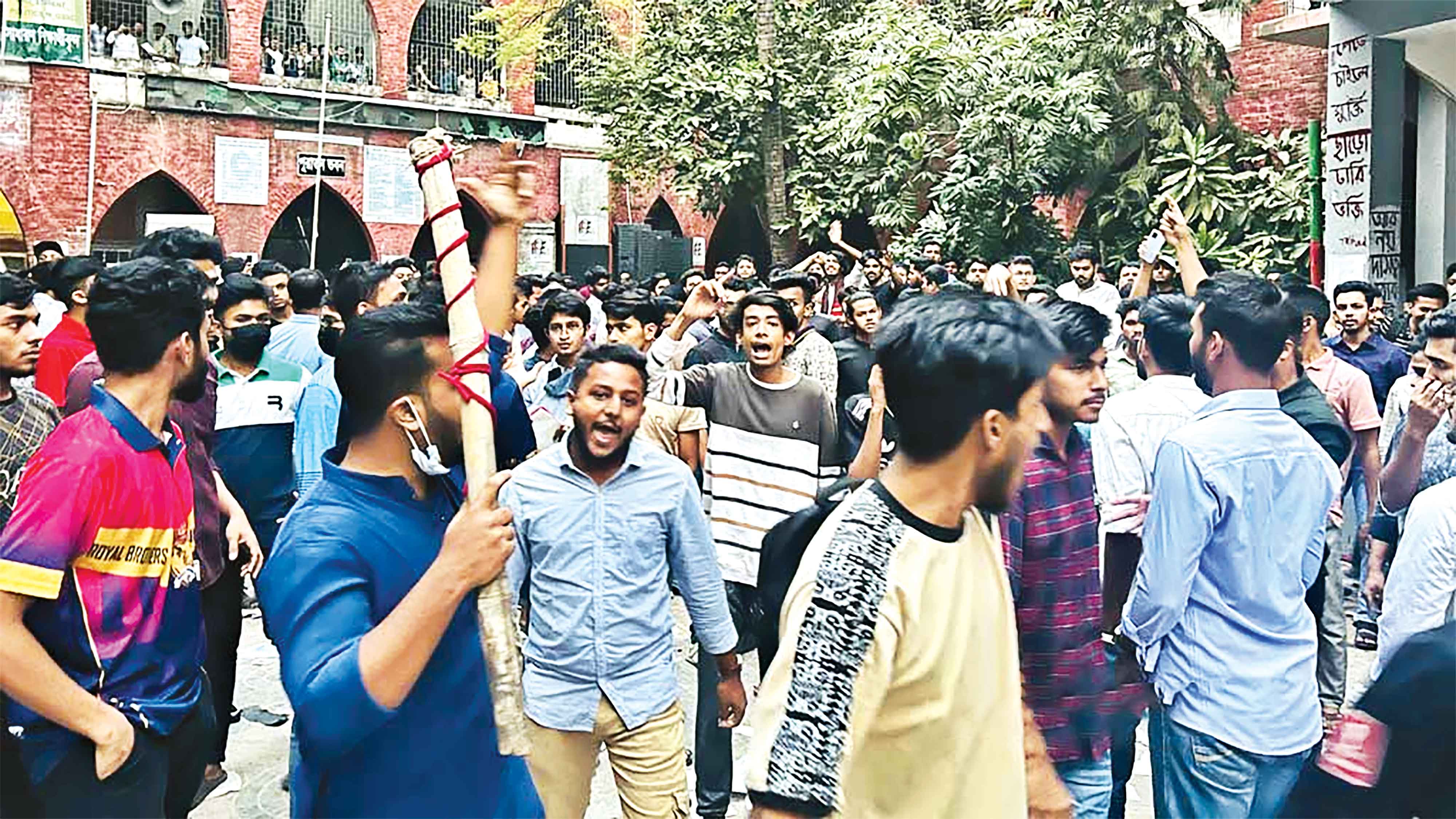 সোহরাওয়ার্দী কলেজ ও ন্যাশনাল মেডিকেলে ঢুকে ব্যাপক ভাঙচুর