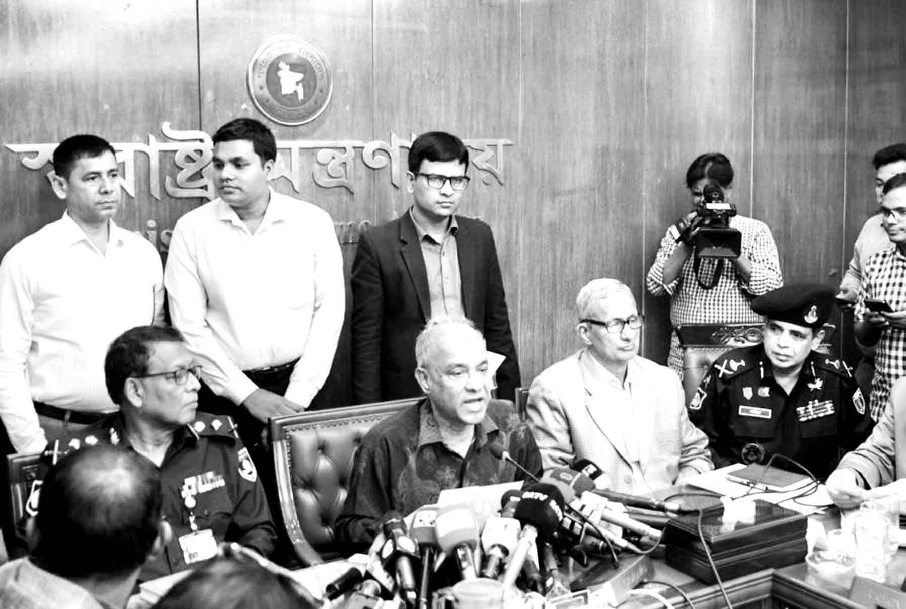 ট্রাফিক নিয়ন্ত্রণে আইনশৃঙ্খলা বাহিনীর অবসরপ্রাপ্তদের নিয়োগ করা হবে :স্বরাষ্ট্র উপদেষ্টা