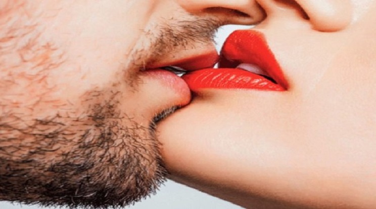 নিয়মিত চুমু খেলে শীতে ফাটবে না ঠোঁট! 