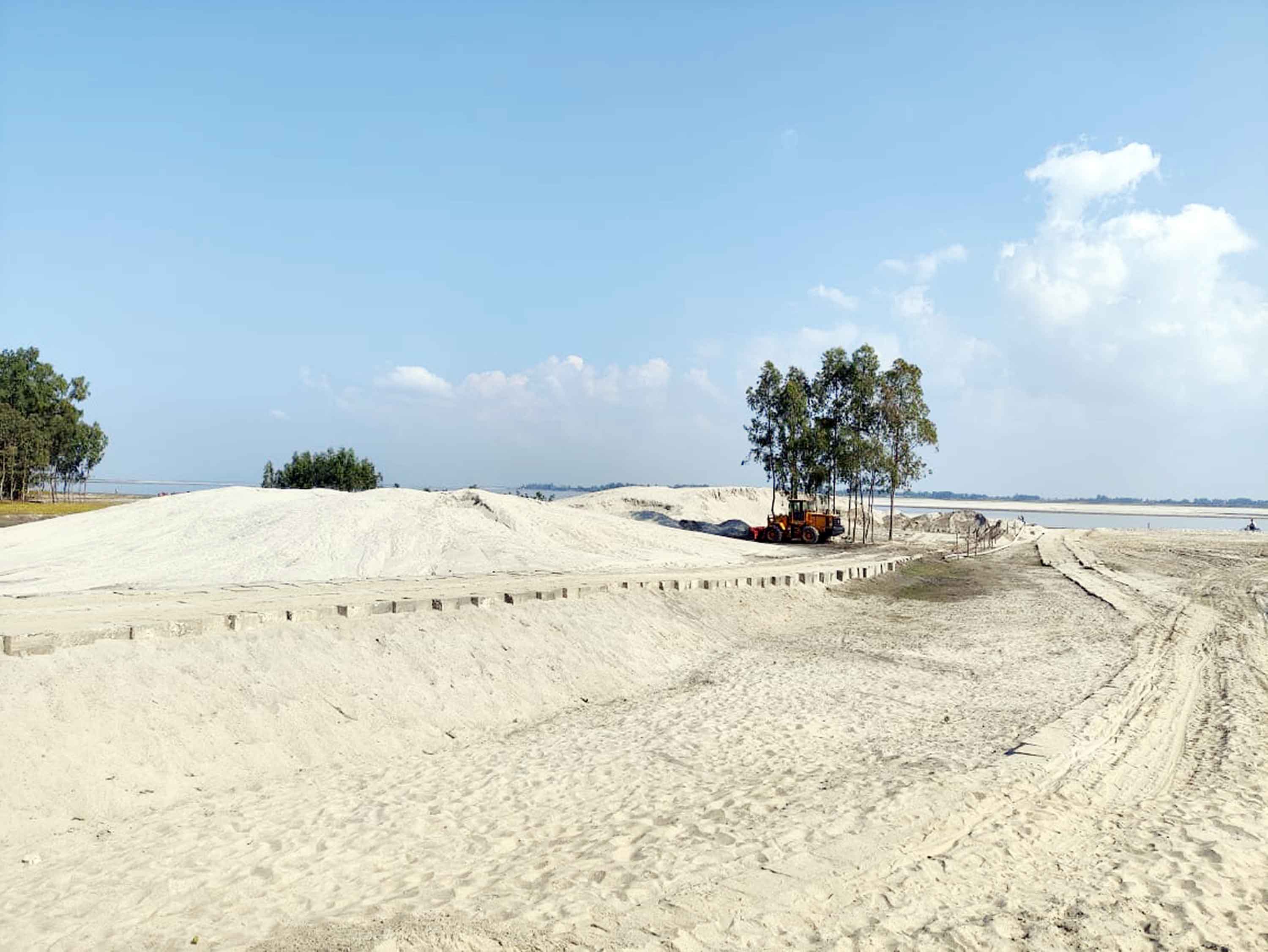 ব্রহ্মপুত্র নদ থেকে ফের বালু উত্তোলনের মহোৎসব
