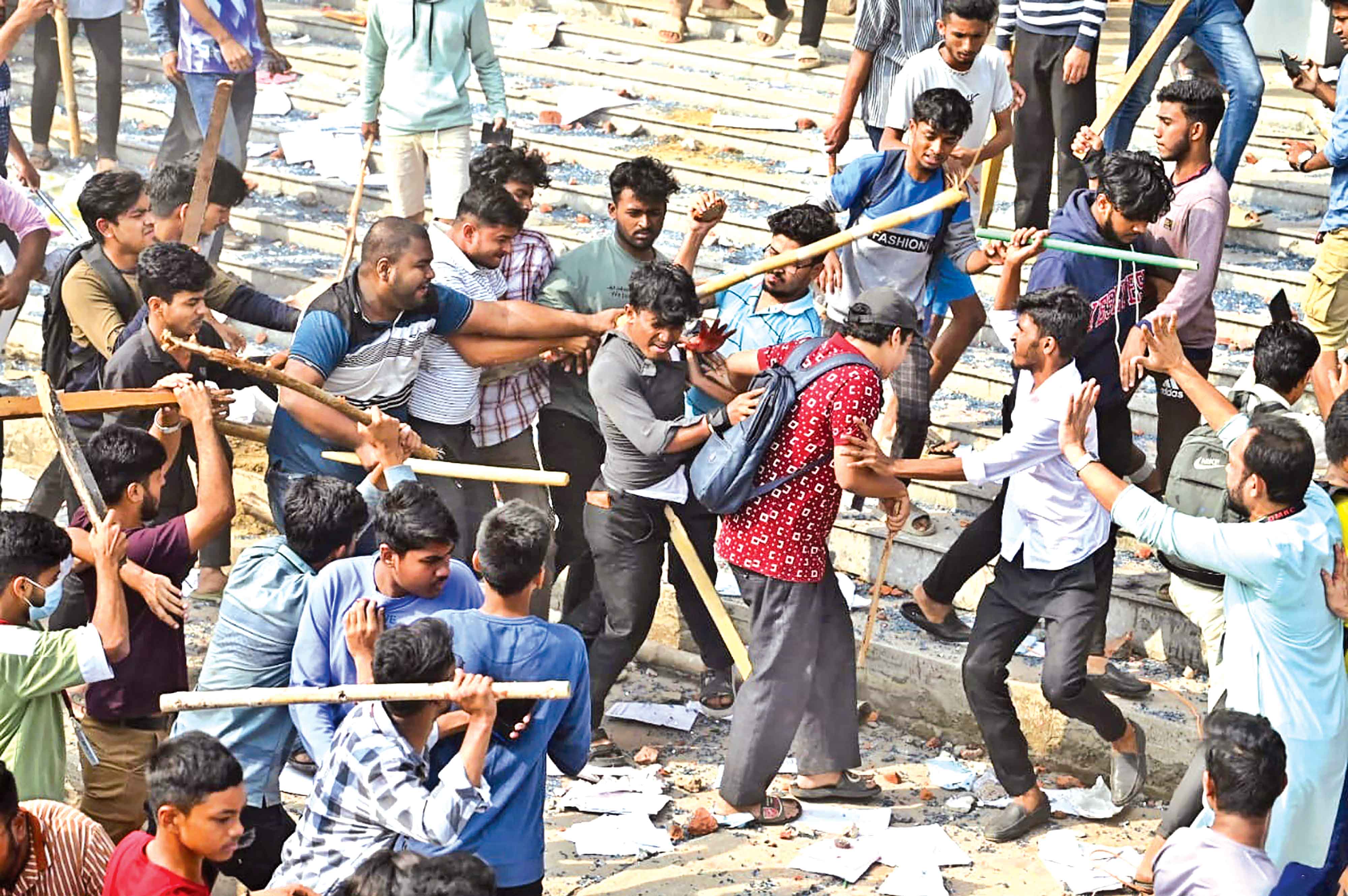 তিন কলেজের ছাত্রদের সংঘর্ষে রণক্ষেত্র যাত্রাবাড়ী-ডেমরা