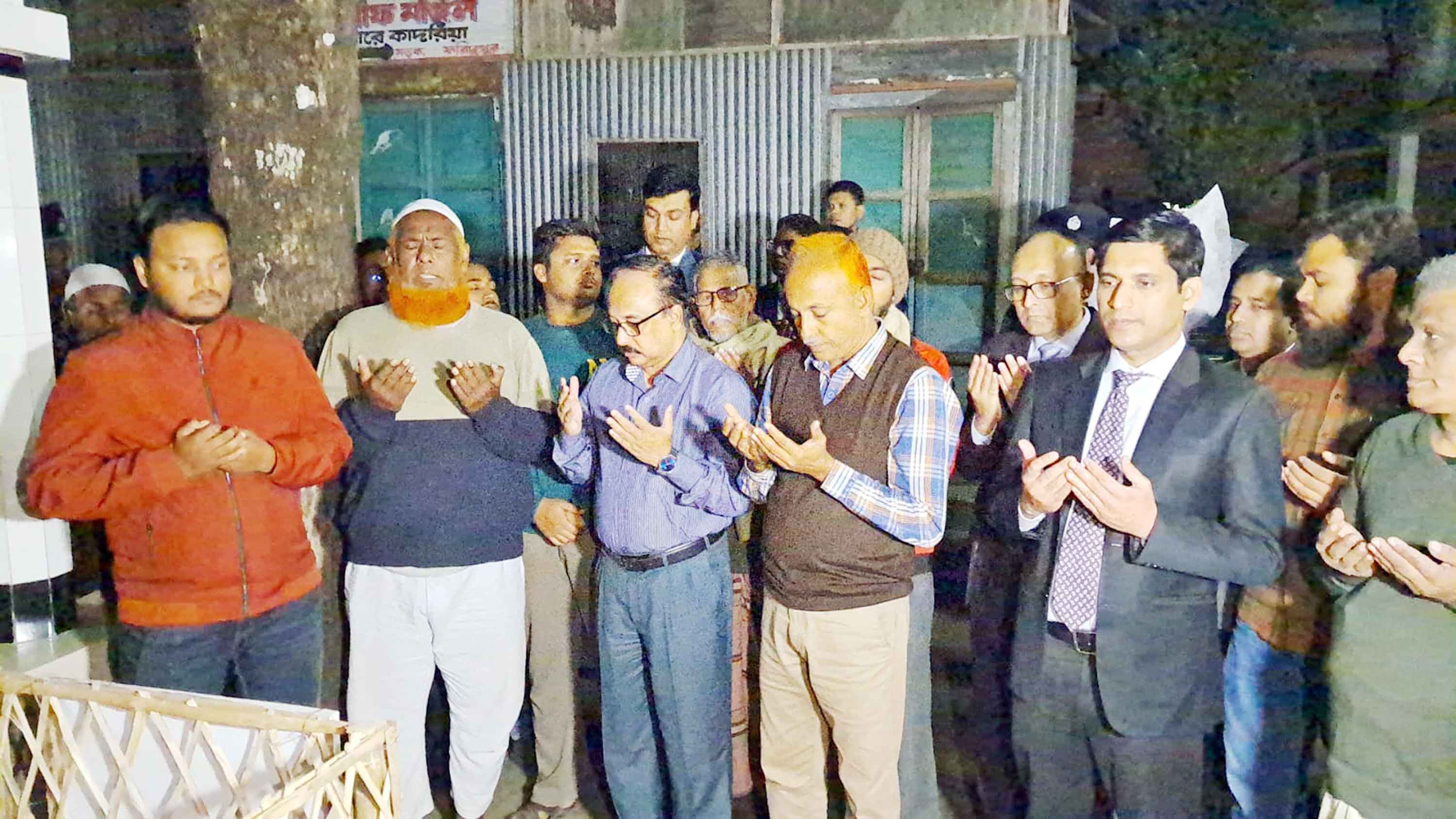 বিবেকের তাড়নায় নিহতের মায়ের খোঁজ নিতে আসা -ঢাকার বিভাগীয় কমিশনার