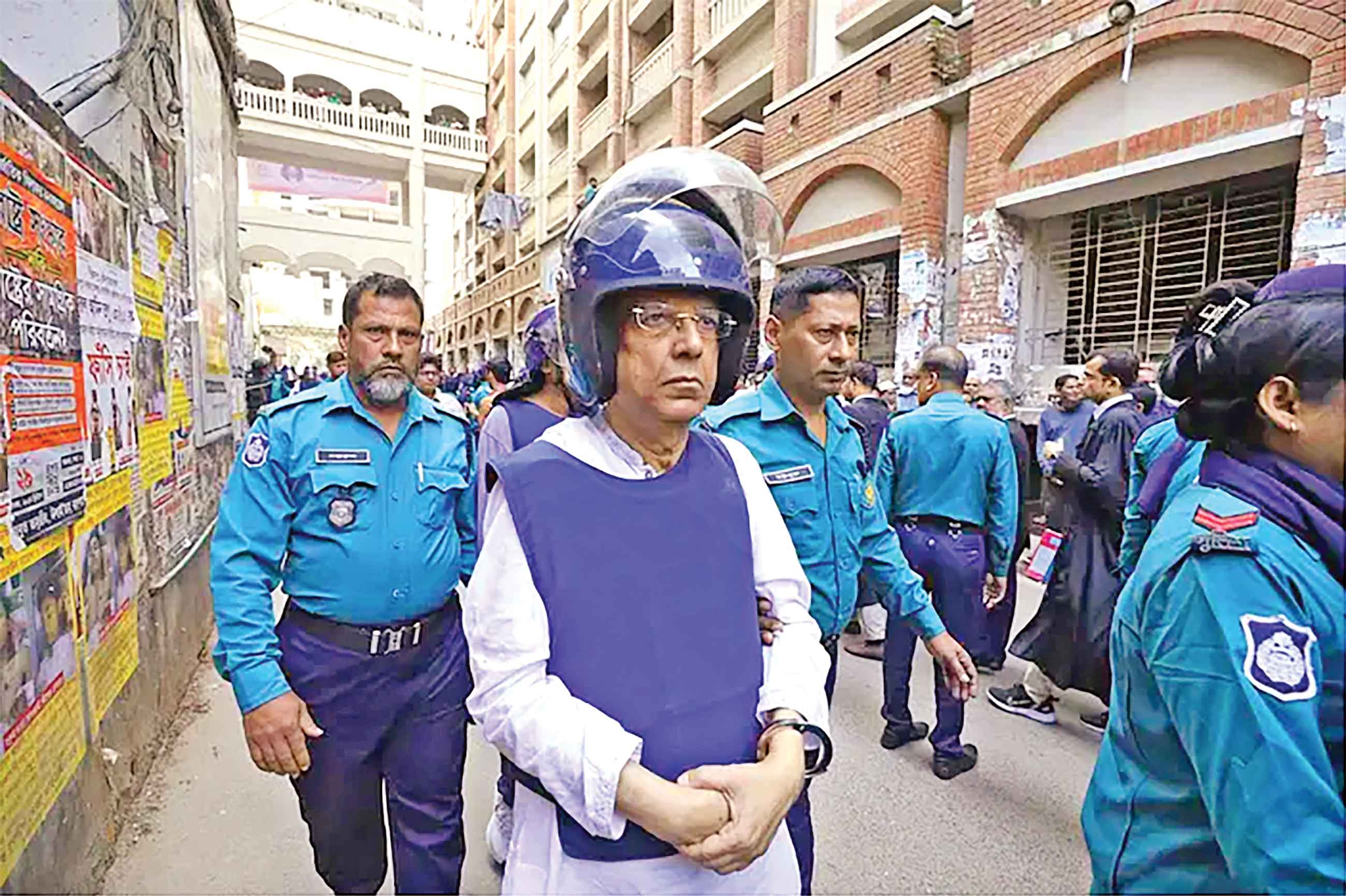 কাঠগড়ায় বিমর্ষ আনিসুল হক, হাসিখুশি দীপু মনি