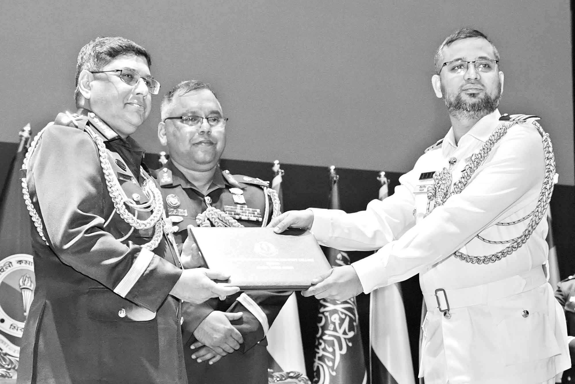 সেনাবাহিনী প্রধানের গ্র্যাজুয়েশন সনদ বিতরণ