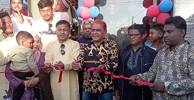 চিরিরবন্দরে কাপড়ের শোরুম উদ্বোধন