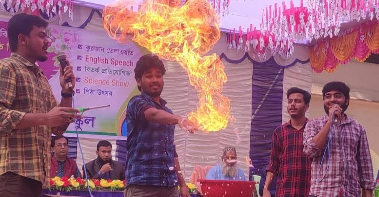 রাবি সায়েন্স ক্লাবের উদ্যোগে সায়েন্স শো অনুষ্ঠিত