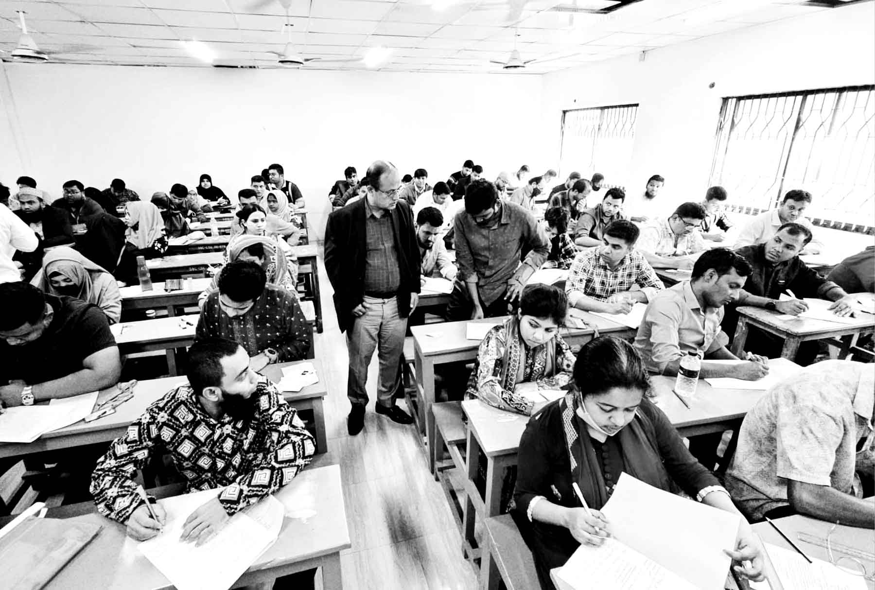 বাউবি উপাচার্যের পরীক্ষা কেন্দ্র পরিদর্শন