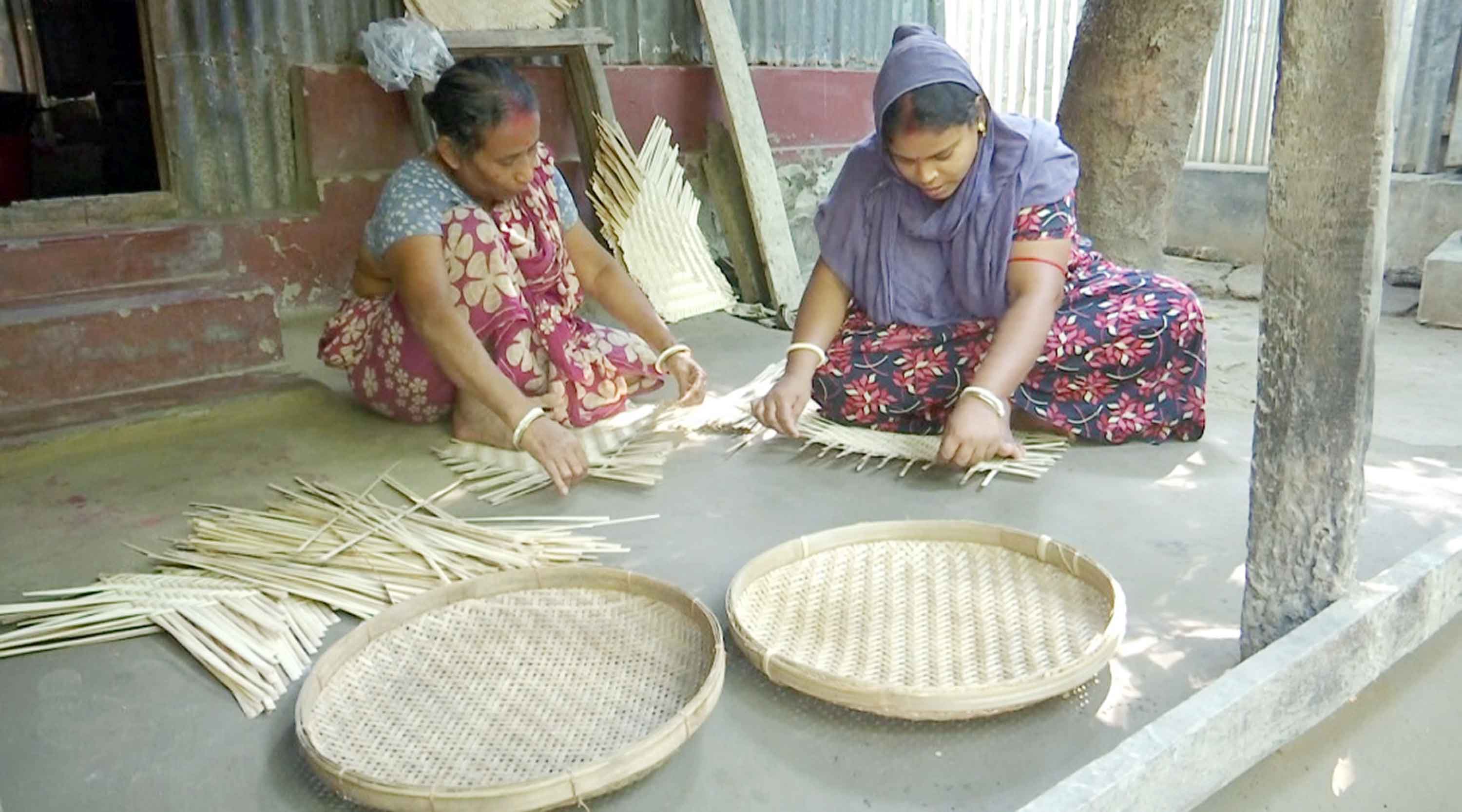 সালথায় পস্নাস্টিকের ভিড়ে হারিয়ে যাচ্ছে বাঁশ ও বেতের জিনিসপত্র