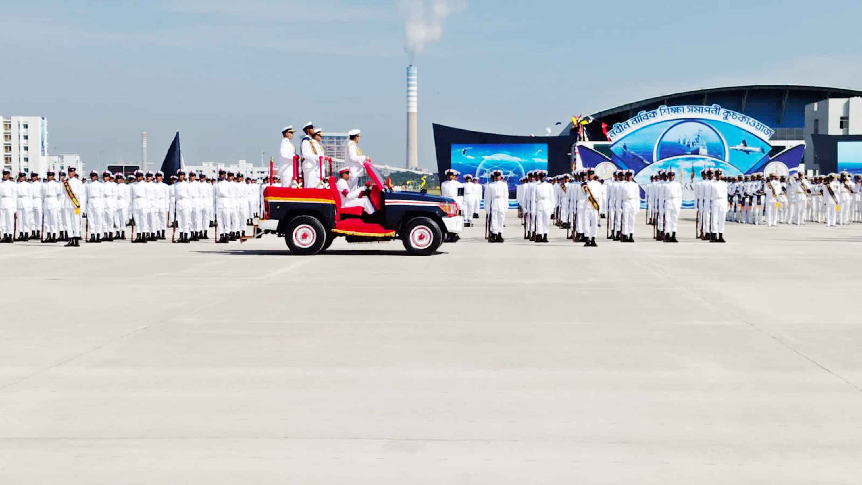 কলাপাড়ায় শের-ই-বাংলা নৌ ঘাঁটিতে কুচকাওয়াজ অনুষ্ঠিত