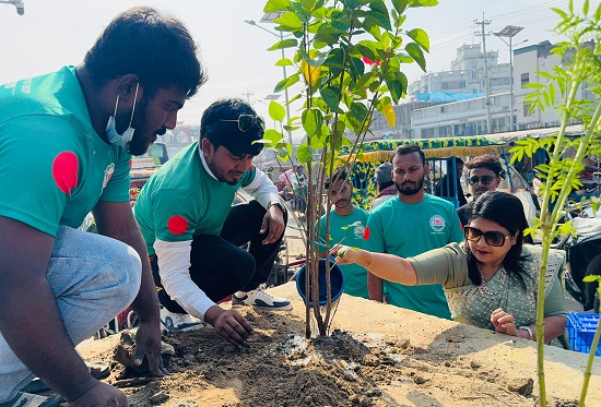 সোনারগাঁওয়ে ময়লা-আবর্জনার ভাগাড় হয়ে গেল ফুলের বাগান