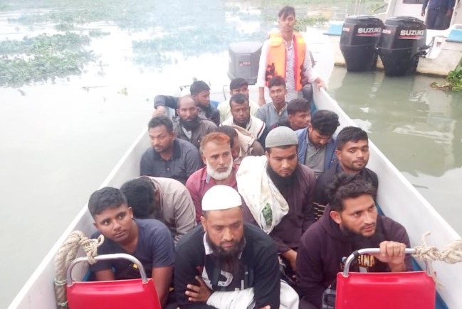 চাঁদপুরে মেঘনা নদী থেকে ৮টি ড্রেজারসহ ১৬ জন আটক