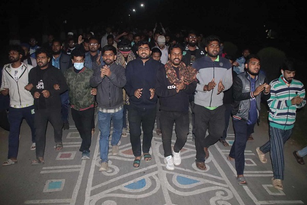 আগরতলায় হামলার প্রতিবাদে ইবিতে বিক্ষোভ-সমাবেশ
