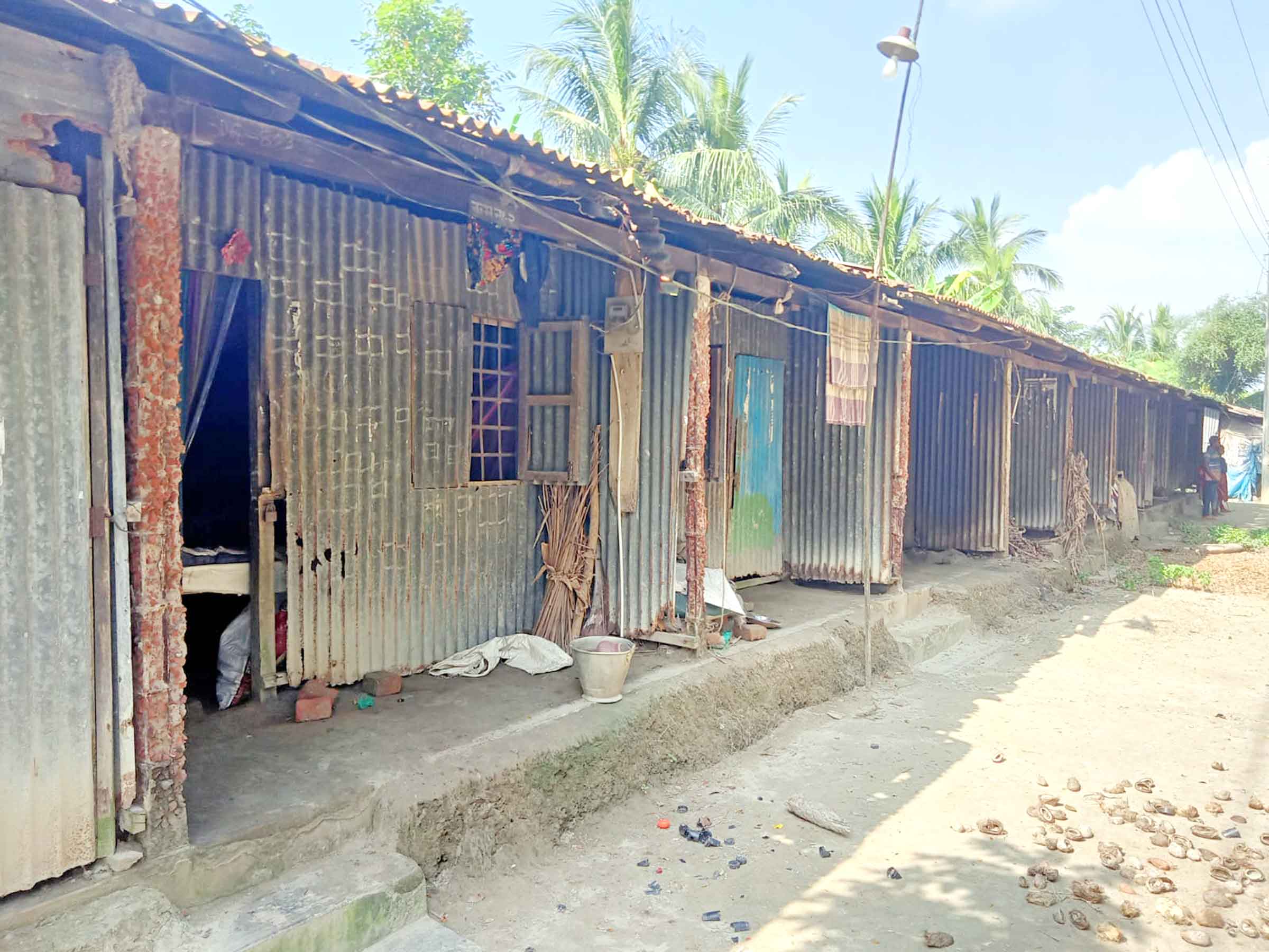 রূপসার গোয়ালবাড়ি চর আশ্রয়ণ প্রকল্পে দুই যুগেও সংস্কার হয়নি