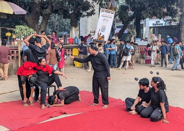 ঢাবিতে জুলাই বিপ্লবের প্রেক্ষাপটে পথনাটক “পিঁপড়া উপাখ্যান” পরিবেশিত