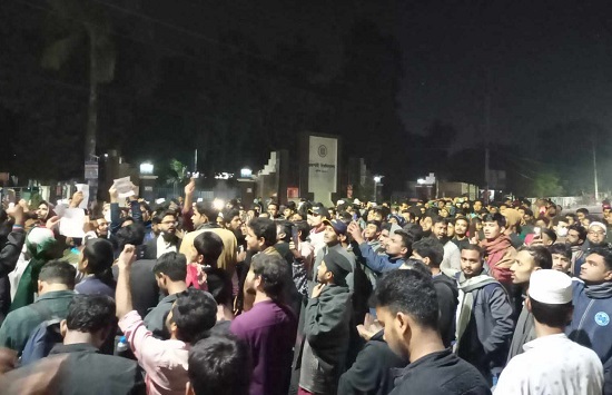 আগরতলায় বাংলাদেশ হাইকমিশনে হামলার প্রতিবাদে রাবিতে বিক্ষোভ মিছিল