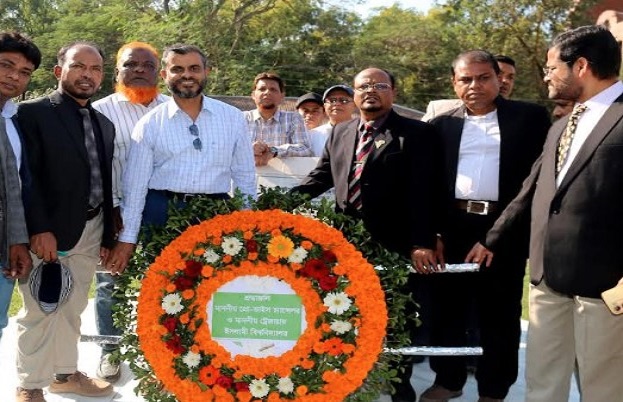 শহীদ স্মৃতিসৌধ ও ভিত্তিপ্রস্তরে ইবির প্রো-ভাইস চ্যান্সেলর ও ট্রেজারারের শ্রদ্ধা নিবেদন 