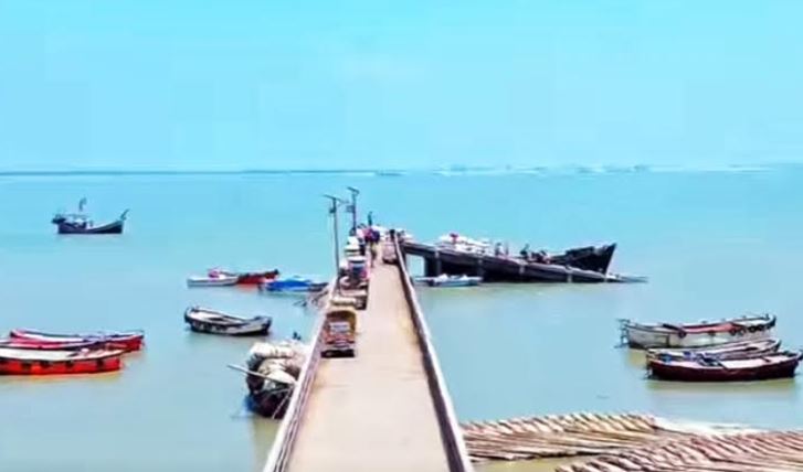 দুই পারের জেটিঘাট রাতে ঘুটঘুটে অন্ধকার, ঝুঁকি নিয়ে এপার-ওপার যাত্রীদের