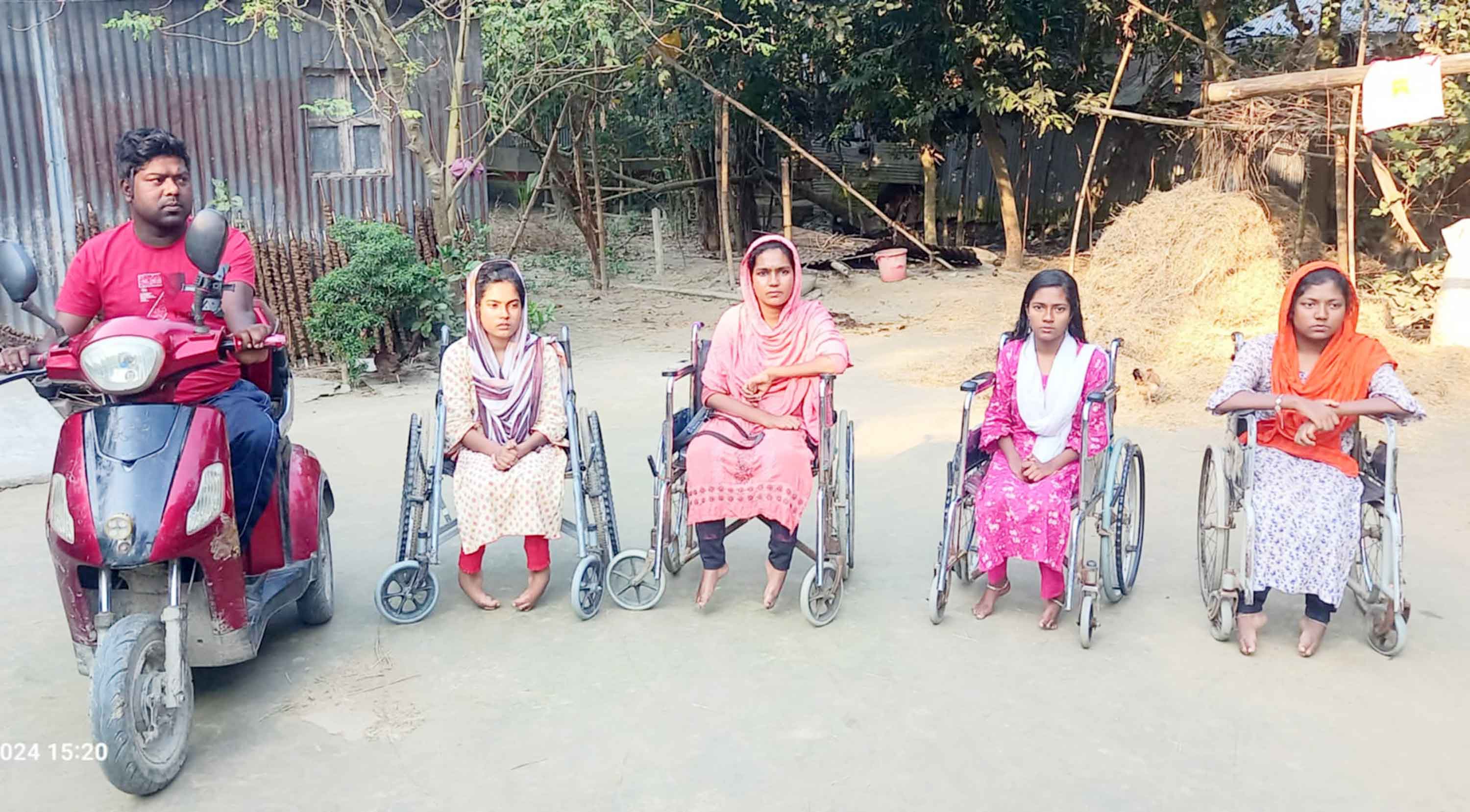 ৫ প্রতিবন্ধী নিয়ে এক পরিবারের বেঁচে থাকার সংগ্রাম