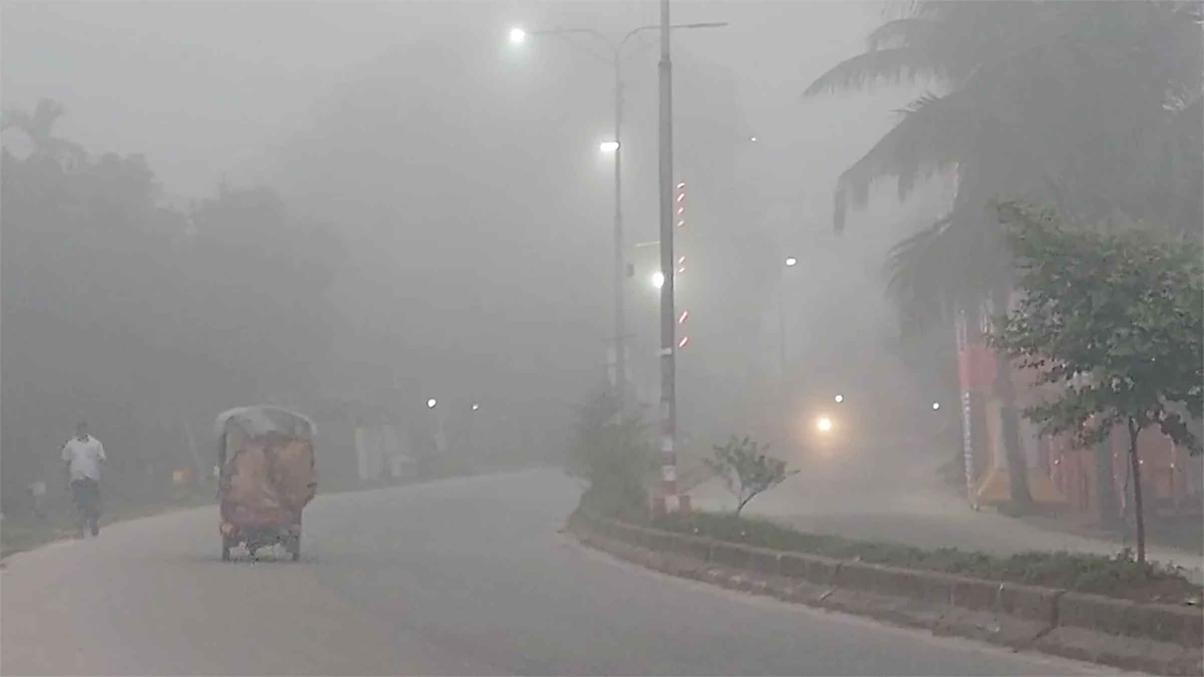 ঘন কুয়াশার চাদরে ঠাকুরগাঁও বাড়ছে শীতজনিত দুর্ভোগ