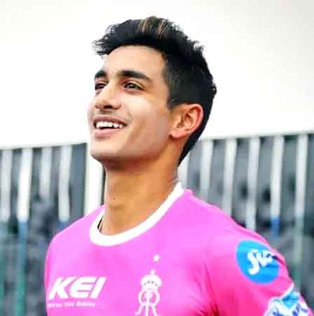২২ বছর বয়সেই বিশ্বের সবচেয়ে ধনী ক্রিকেটারের অবসর!