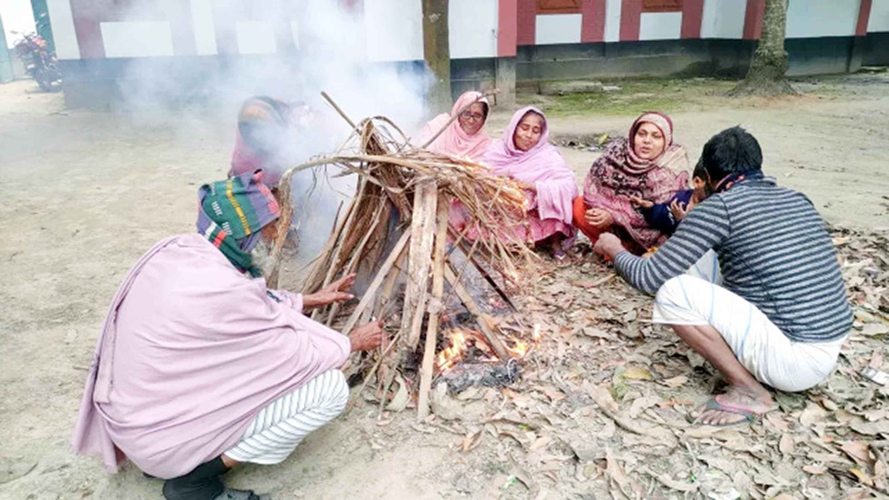 ঘন কুয়াশা ও কনকনে ঠান্ডায় ব্যাহত স্বাভাবিক জীবনযাত্রা