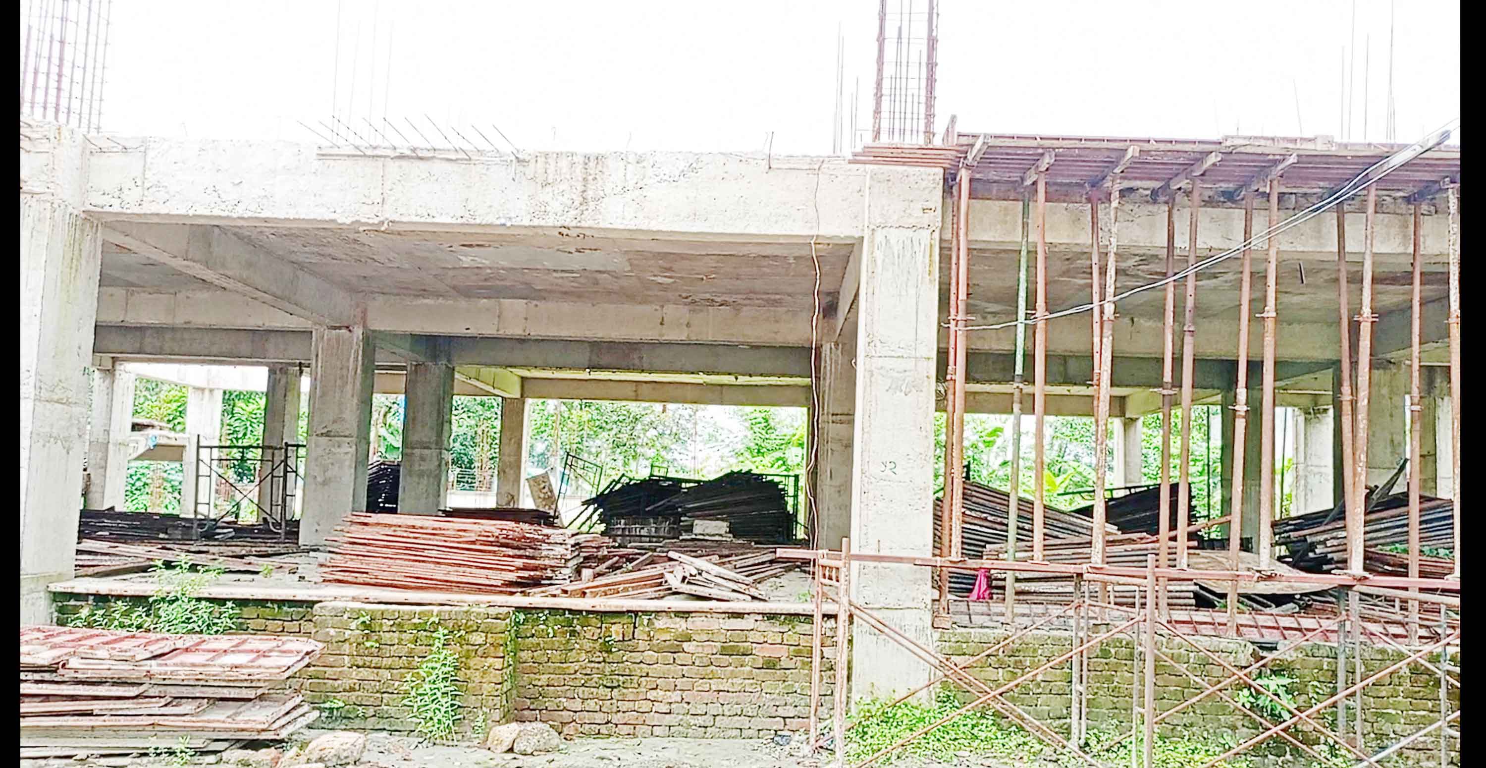 সরাইলে হাসপাতালের ১০ কোটি টাকার কাজ ফেলে লাপাত্তা ঠিকাদার