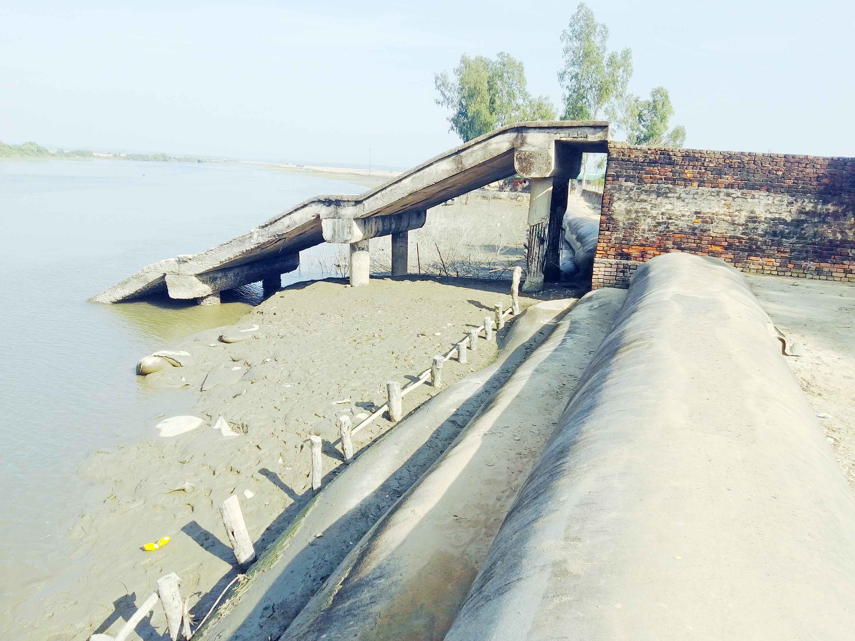 গোমাতলী-রাজঘাটপাড়া সড়ক বেহাল, দেখার কেহ নেই