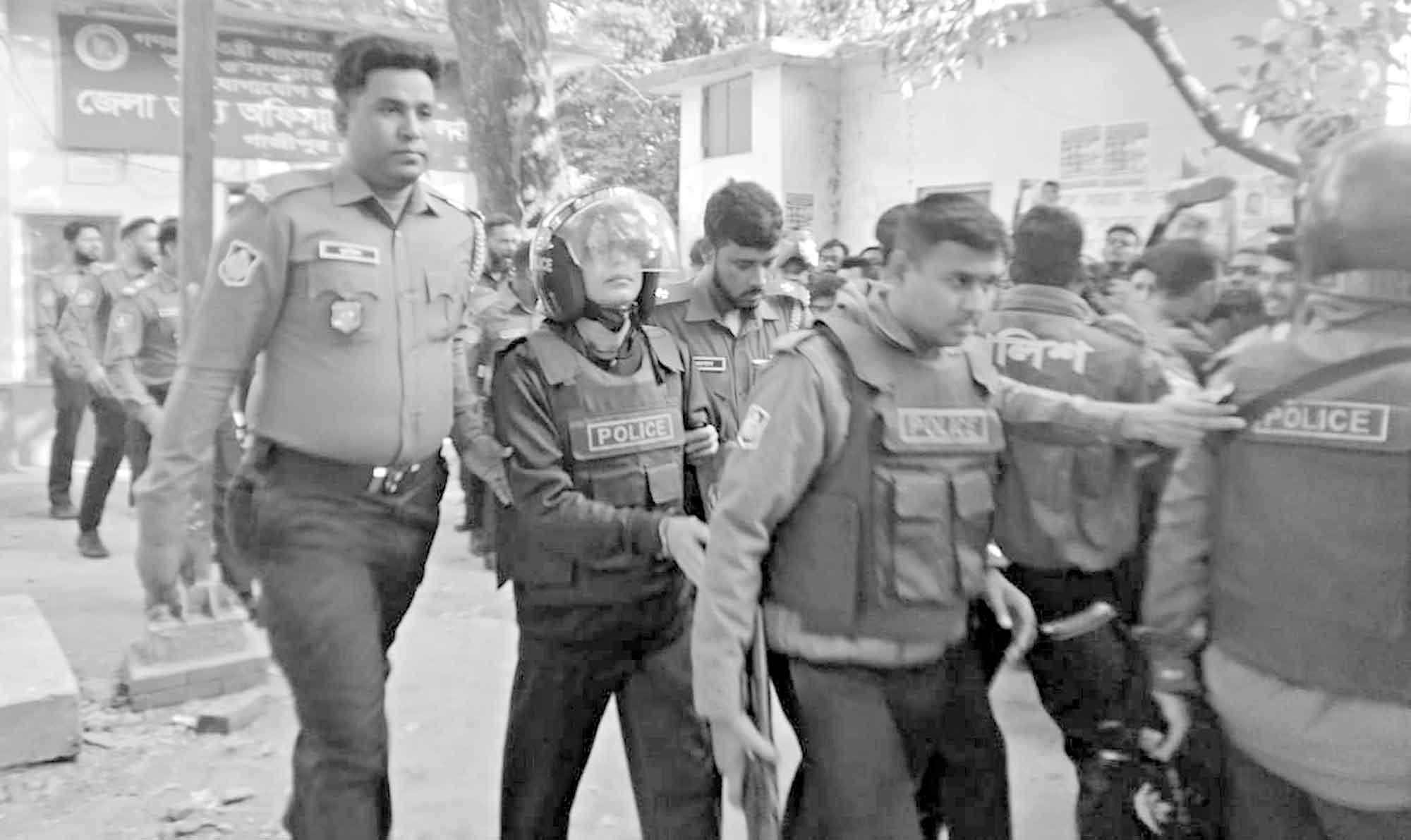 গাসিক'র সাবেক ভারপ্রাপ্ত মেয়র কিরণের ওপর জুতা, ঝাড়ু ও ডিম নিক্ষেপ