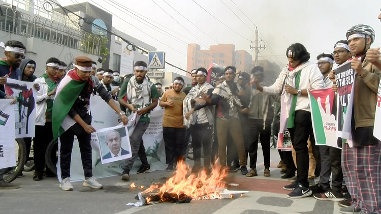 ঢাবি শিক্ষার্থীদের ইসরায়েলি প্রধানমন্ত্রীর কুশপুত্তলিকা দাহ