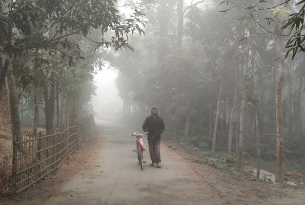 পঞ্চগড়ে দিনভর দেখা মেলেনি সূর্যের, শীতল বাতাসে জবুথবু