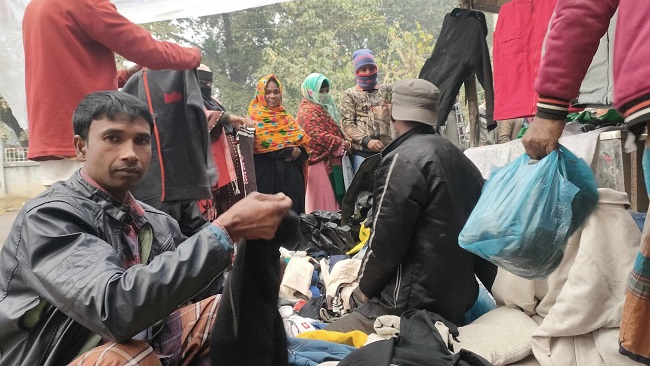 দামুড়হুদায় শীতে হতদরিদ্র মানুষের ভরসা ফুটপাত