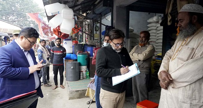 ধুনটে আইন না মানায় চালের আড়ৎদারকে জরিমানা