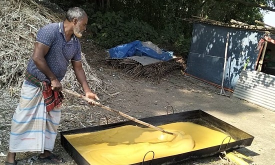 ভেজালের ভিড়ে জনপ্রিয়তা পেয়েছে আশুলিয়ার খাঁটি আখের গুড়
