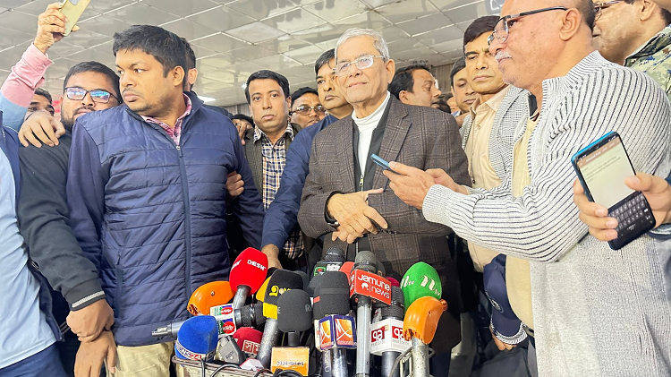 দেশে ফিরেছেন মির্জা ফখরুল