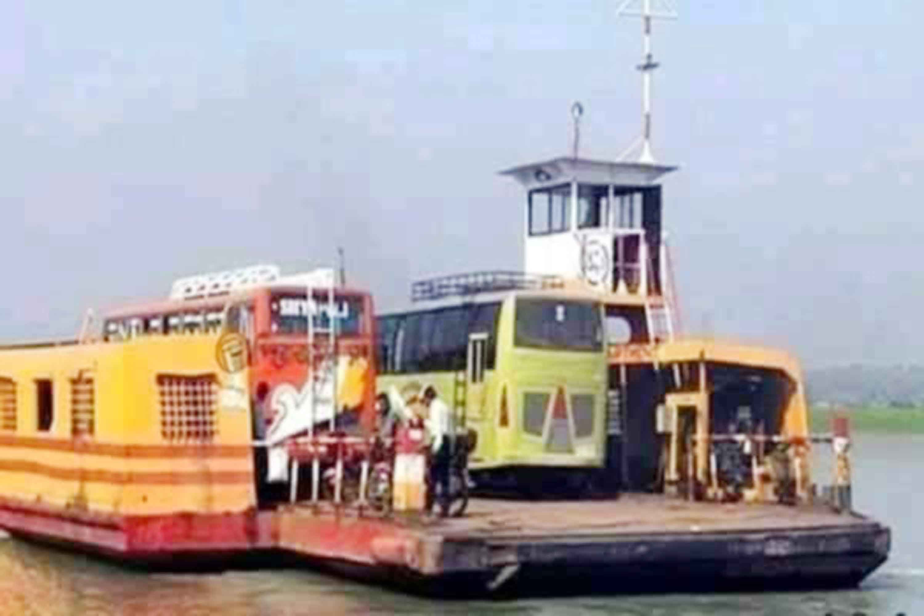 ১৮ বছরেও চালু হয়নি সন্ন্যাসী-কলারন ফেরিঘাট ঝুঁকি নিয়ে পারাপার