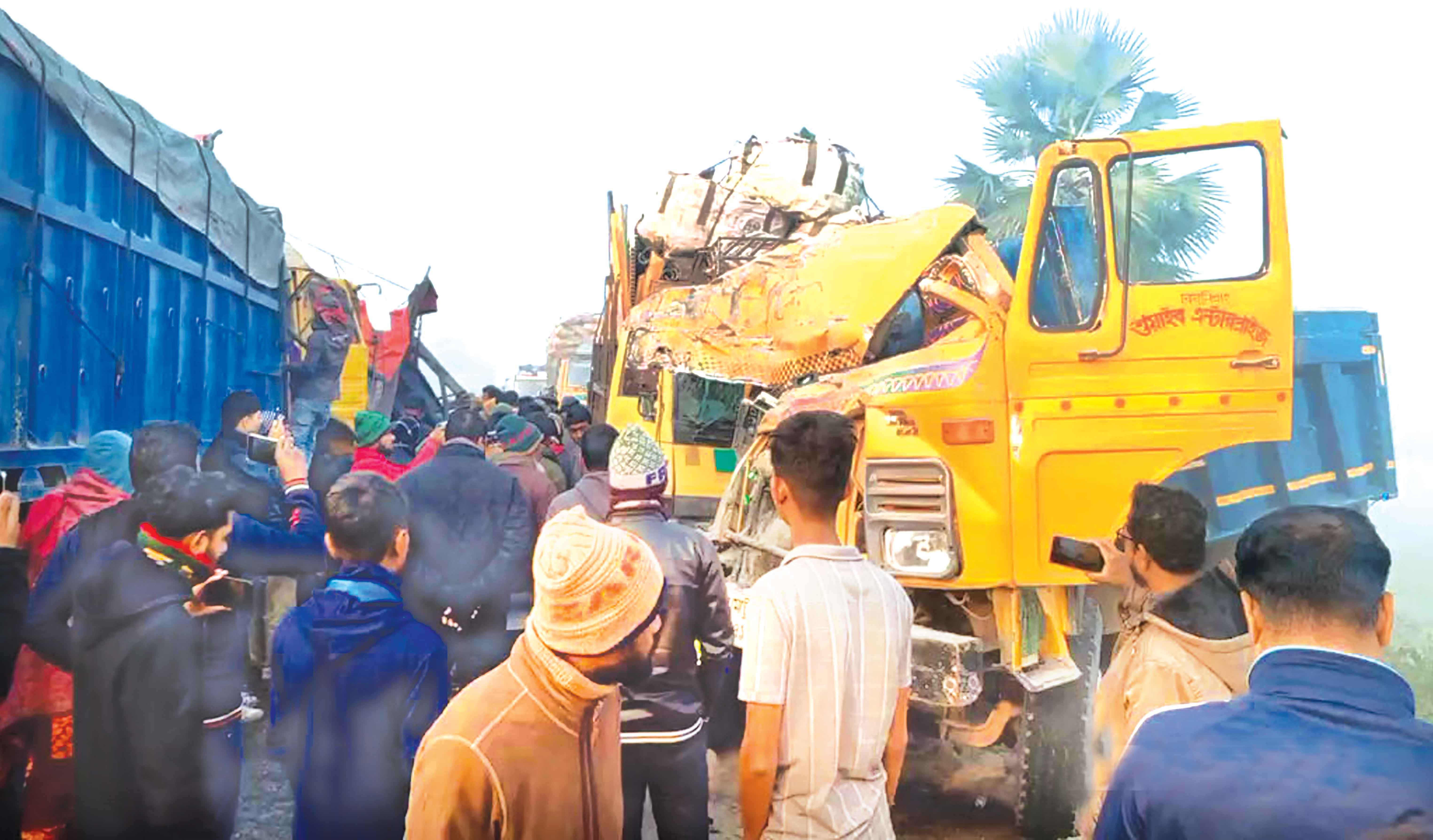 কুয়াশার মধ্যে ৬ ট্রাকের সংঘর্ষ, নিহত ২
