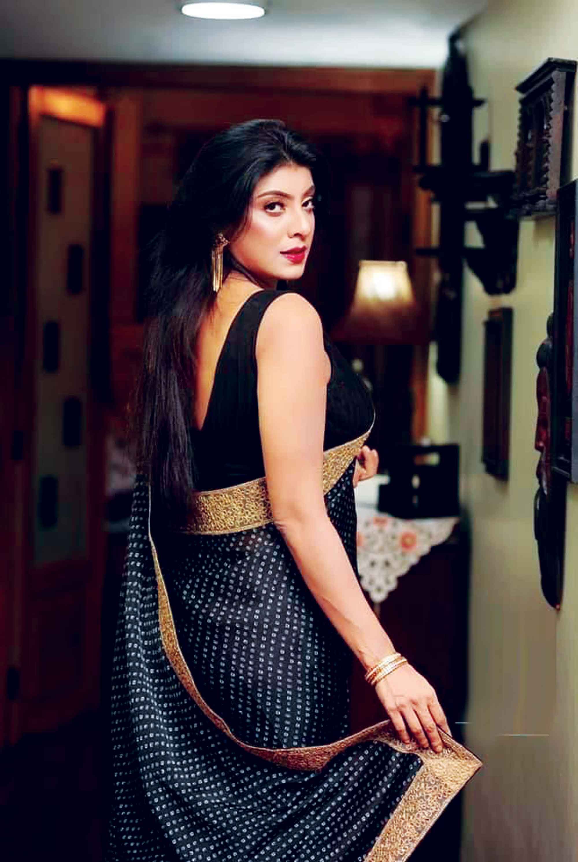 দ্বৈত চরিত্রে মৌ