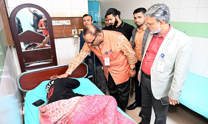 খালেদকে দেখতে হাসপাতালে ঢাবি উপাচার্য