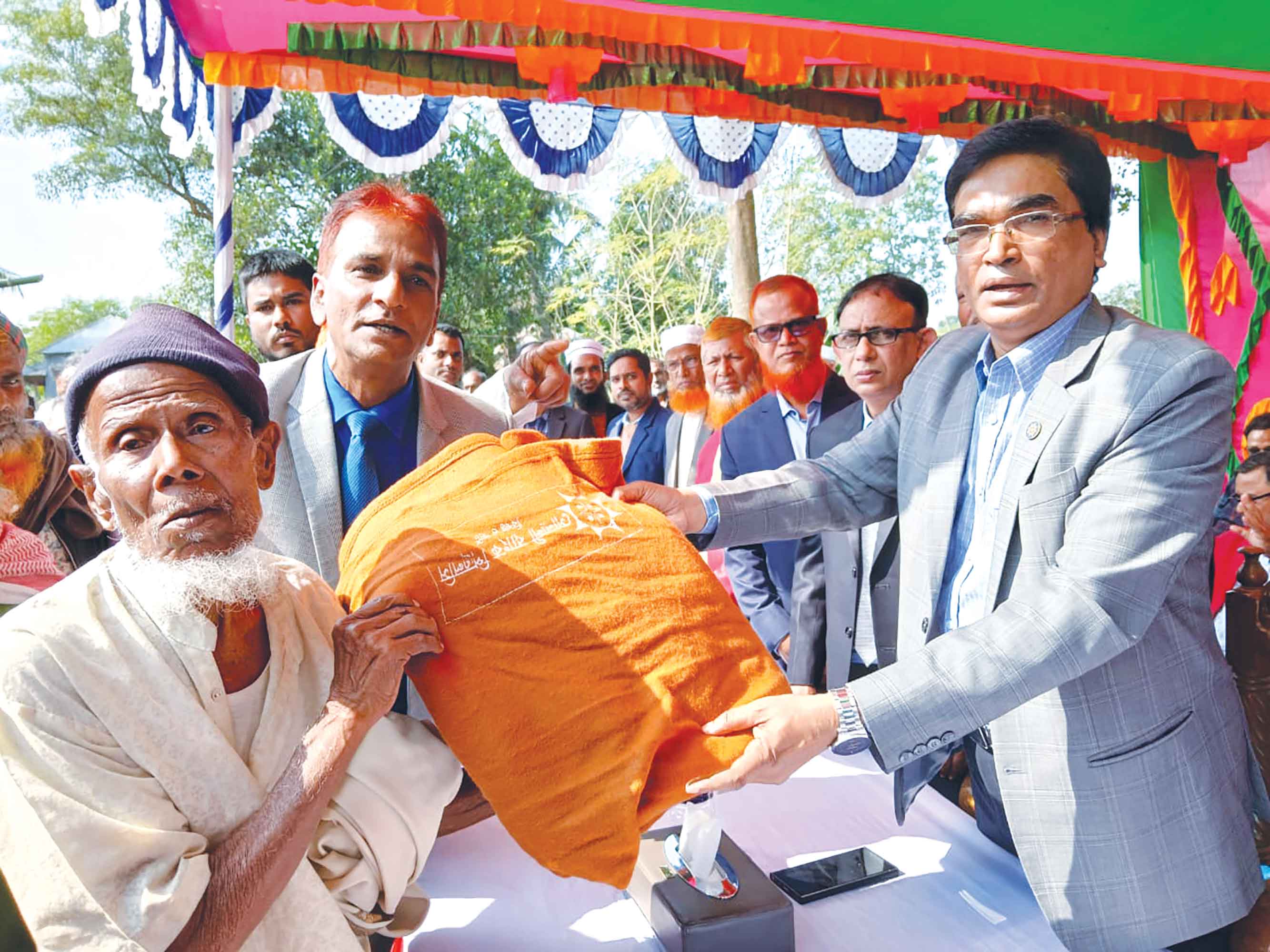 টাঙ্গাইলের সখিপুরে শীতার্তদের কম্বল ও মশারি দিল সোনালী ব্যাংক