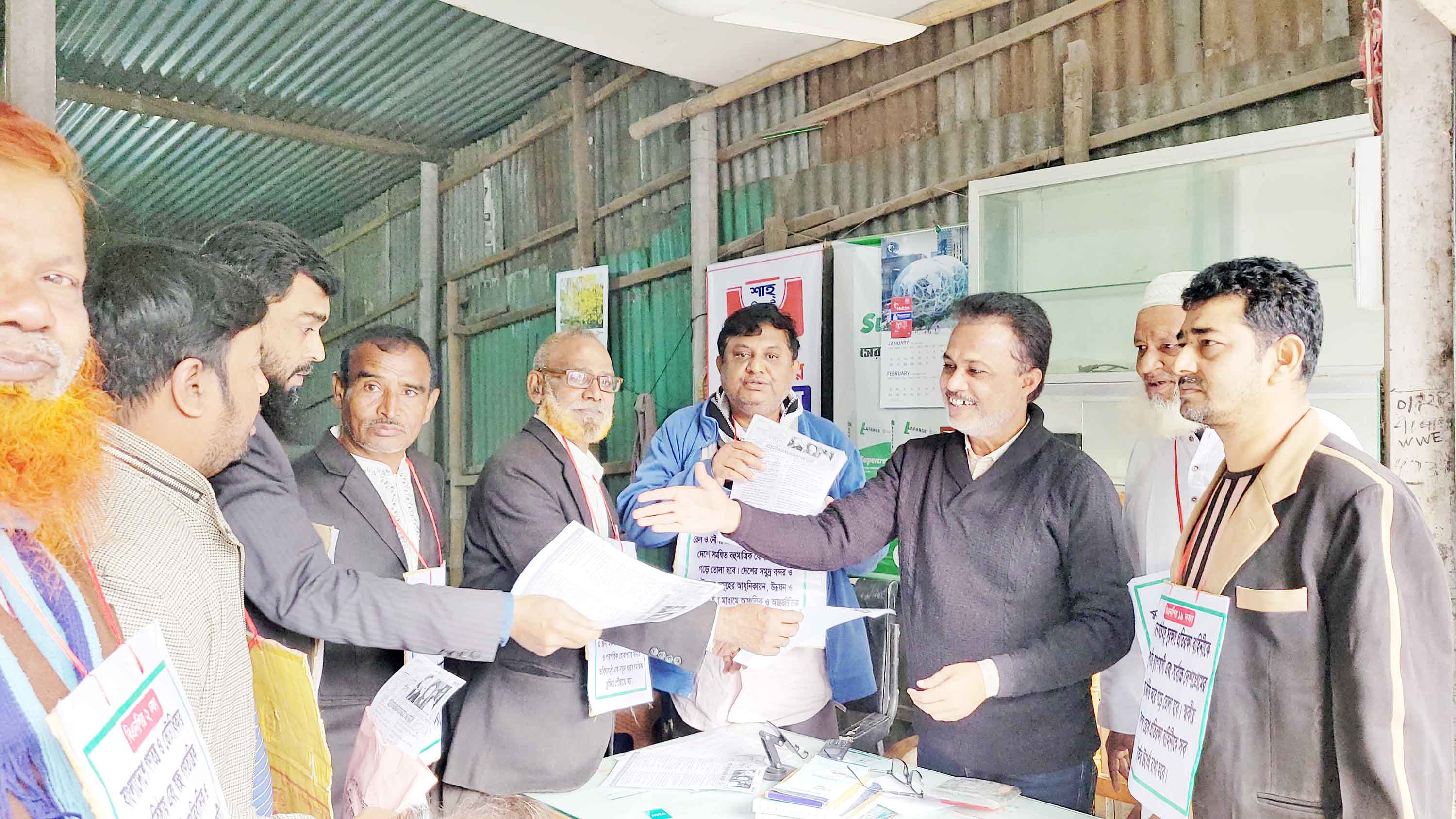 হরিরামপুরে রাষ্ট্র কাঠামো মেরামতে ৩১ দফার লিফলেট বিতরণ