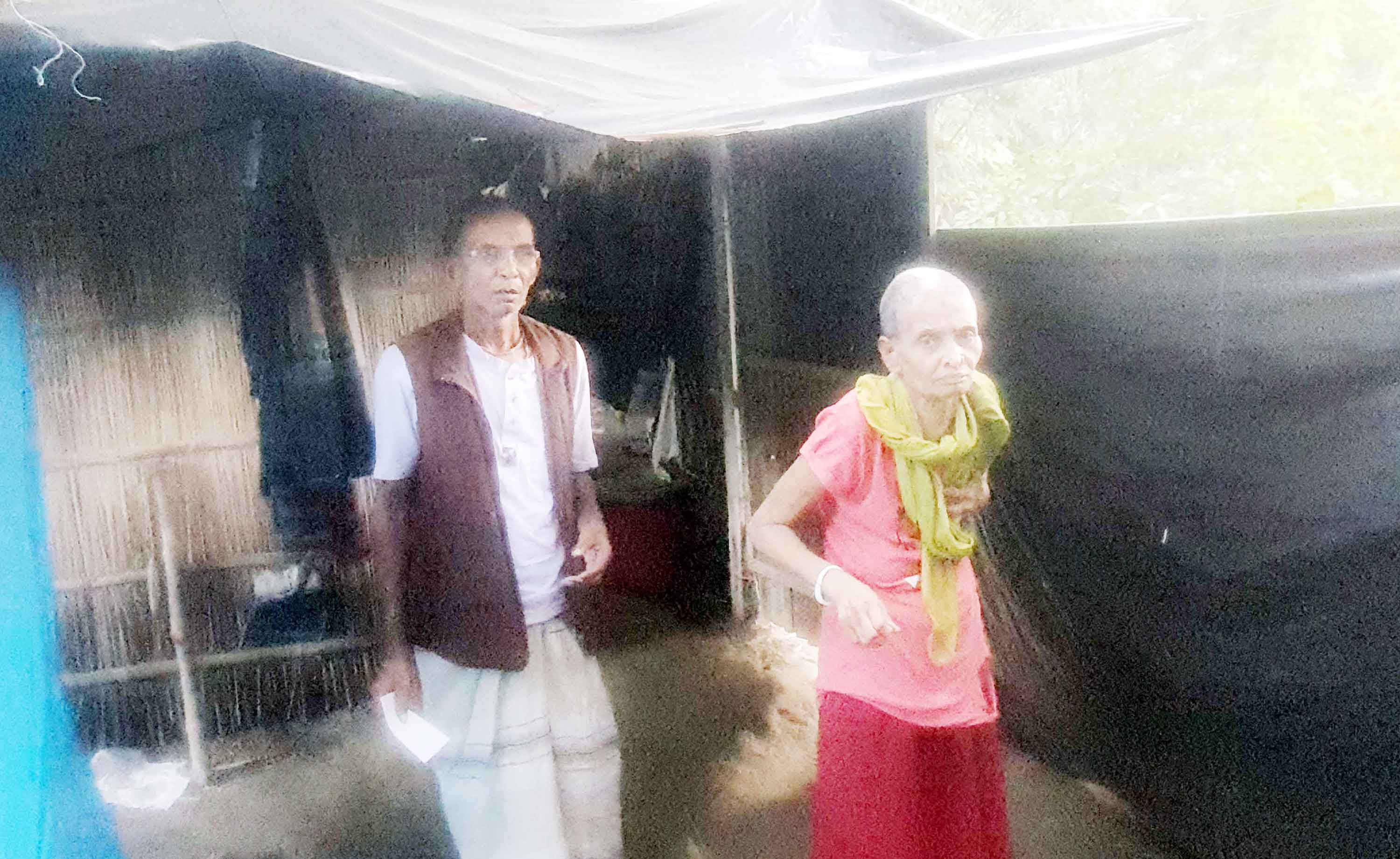 ভূঞাপুরে পলিথিনের ঘরে এক দম্পত্তির মানবেতর জীবন