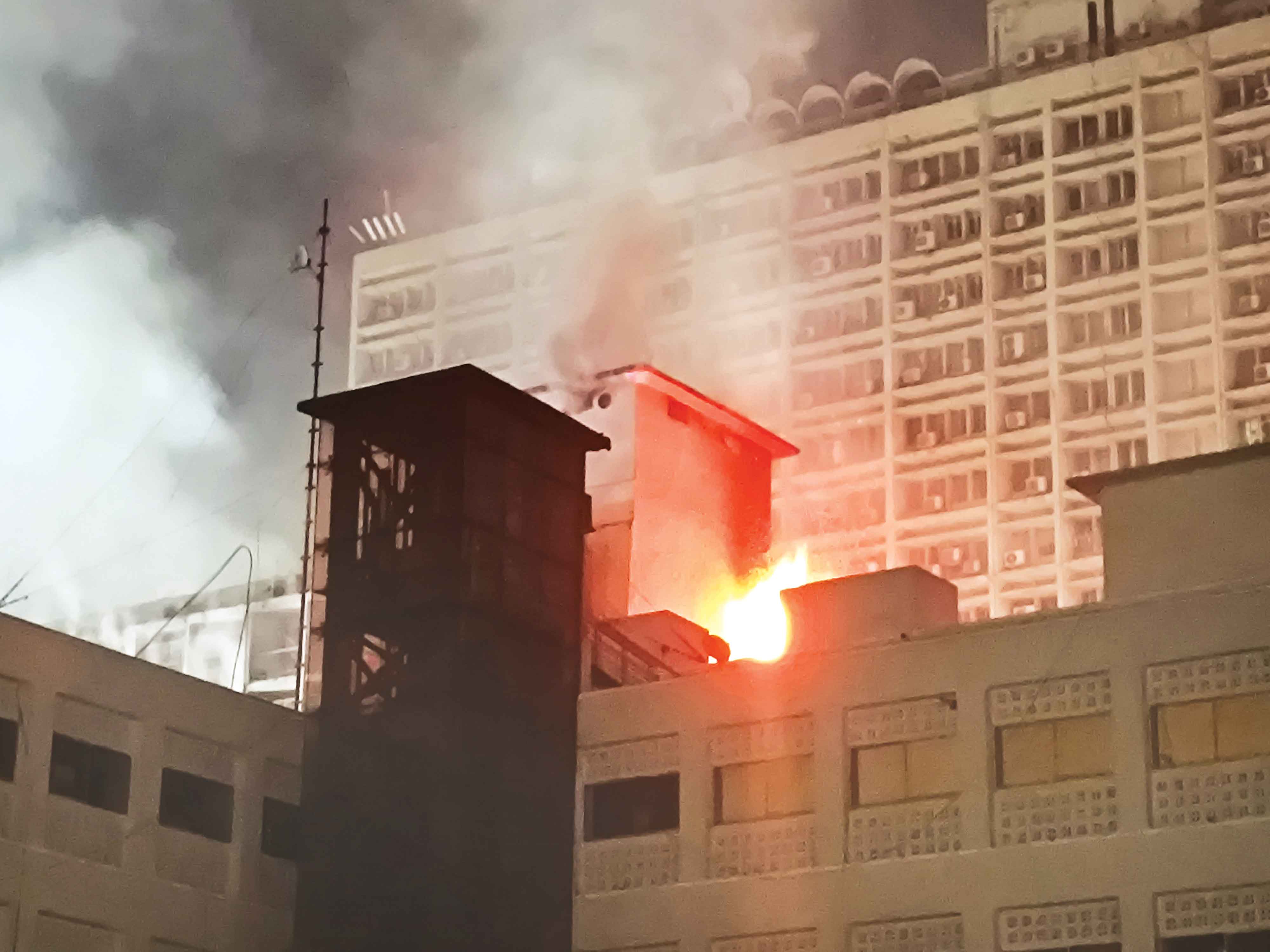 মধ্যরাতে সচিবালয়ে আগুন