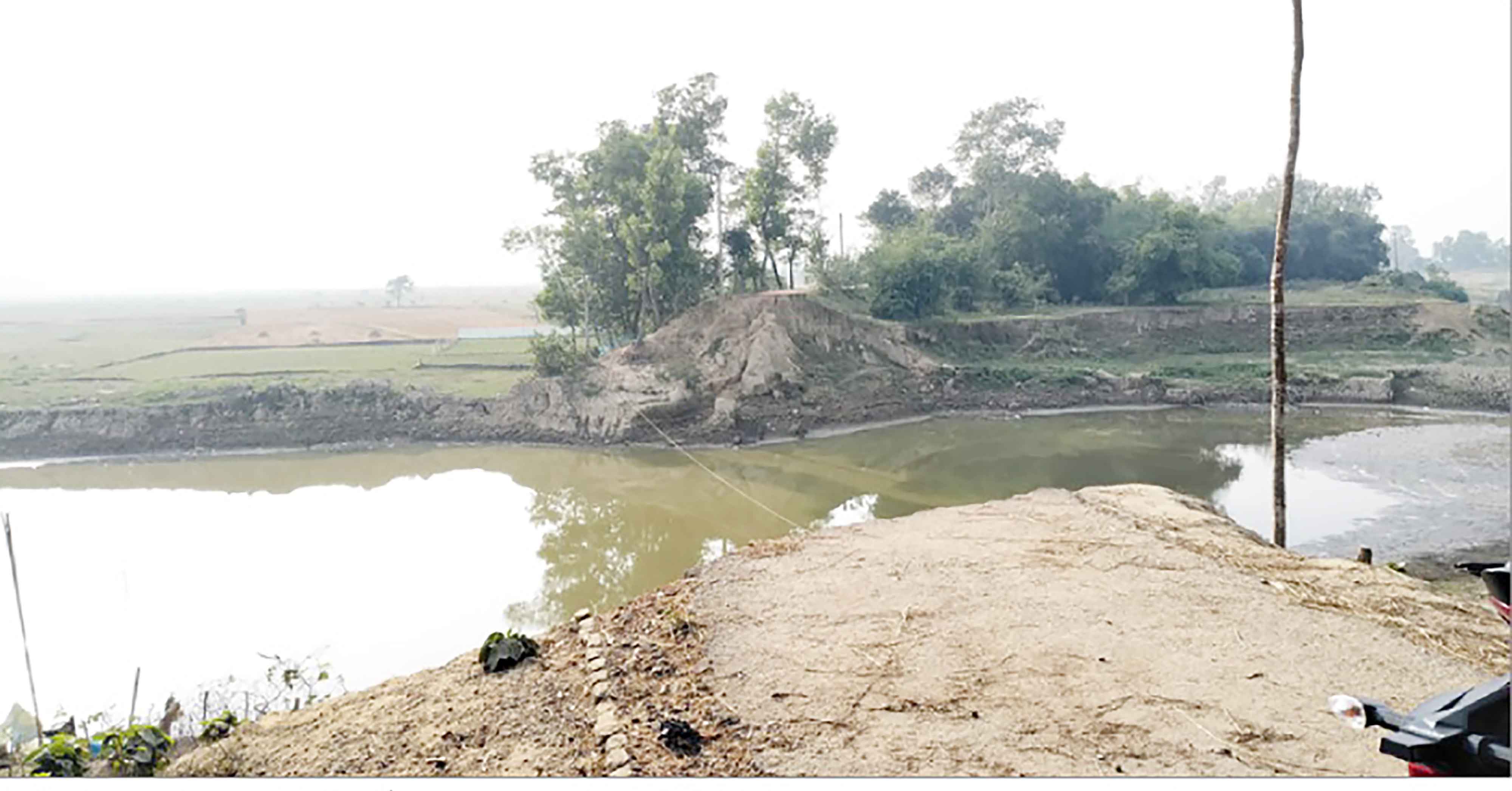 খোয়াই বাঁধের ভাঙা অংশে বোরো ফসলের মাঠ, বিলীনের আশঙ্কা